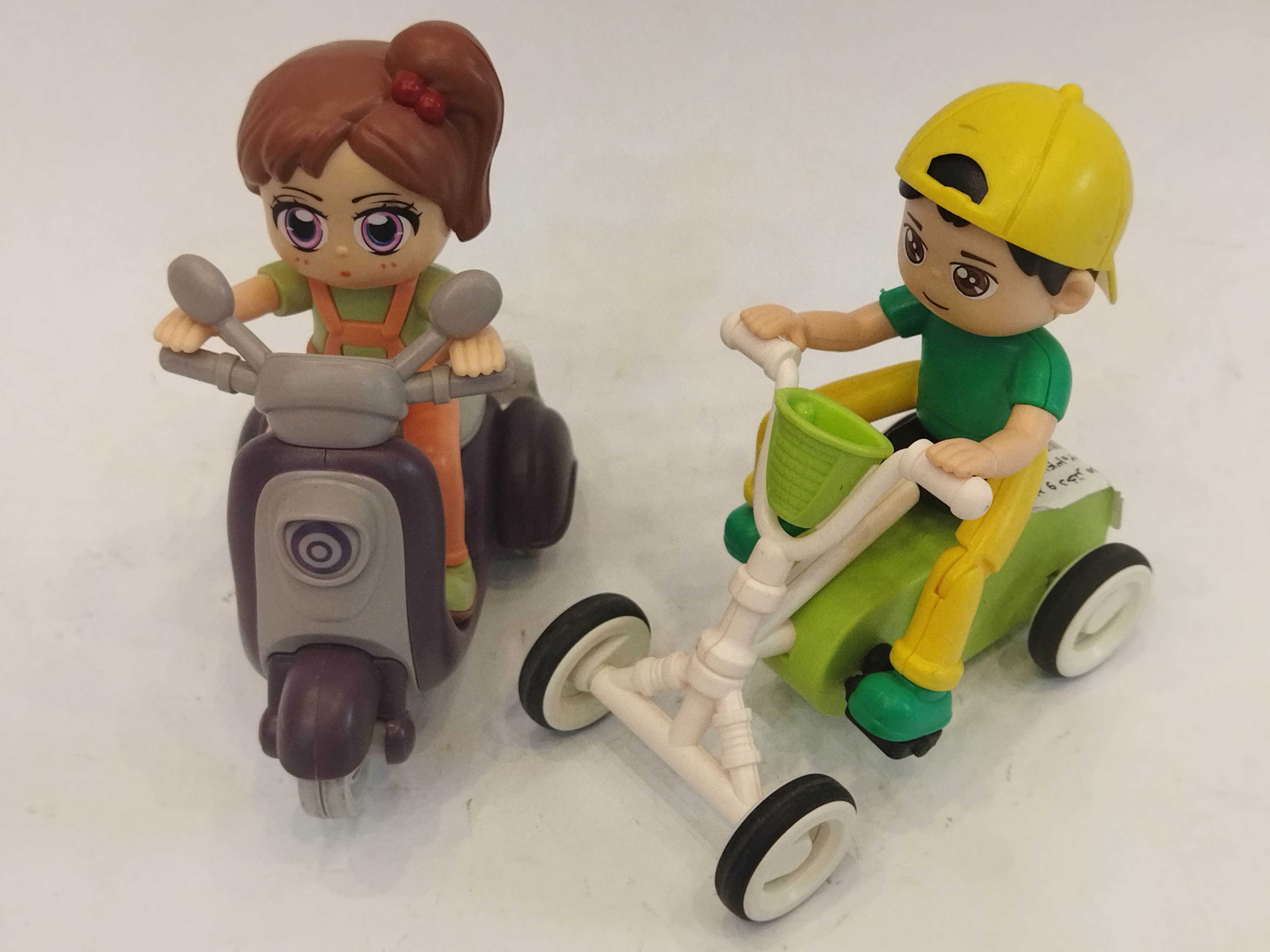 پسر چهارچرخه سوار و دختر موتور سوار